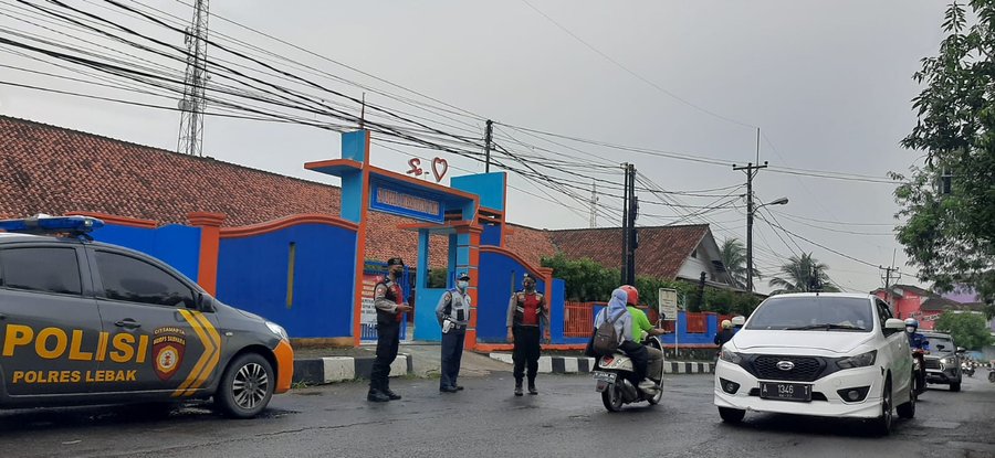 Polres Lebak Polda Banten Laksanakan Pengaturan Lalin Di Sdn 2 Mc Timu
