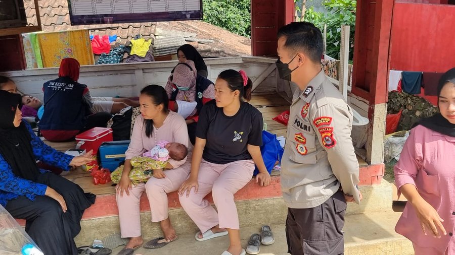 Polsek Curugbitung Melaksanakan Pendampingan Vaksin Secara Door To Doo