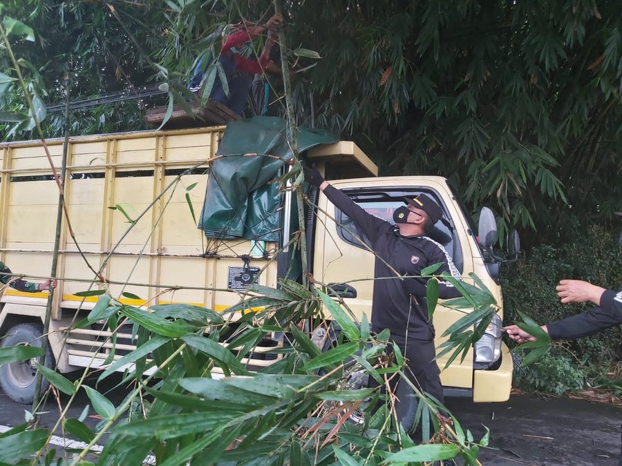 Sinergitas Polsek Kutasari Dan Koramil Kerja Bakti Evakuasi Rumpun Bam