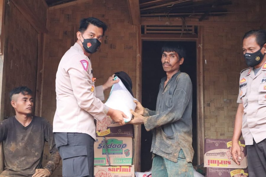 Pasca Banjir Di Baduy, Polres Lebak Berikan Bantuan Sembako Kepada Kor
