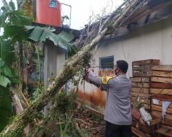 Hujan Deras Disertai Angin di Bojongsari Dua Bangunan Rusak