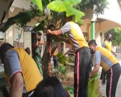 Polres Purbalingga Terjunkan Puluhan Personel Bersihkan Tempat Isoter 