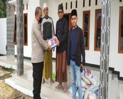 Kabag Log Polres Lebak Bersama Ketua  KMB  Serahkan Bantuan Kapolres L