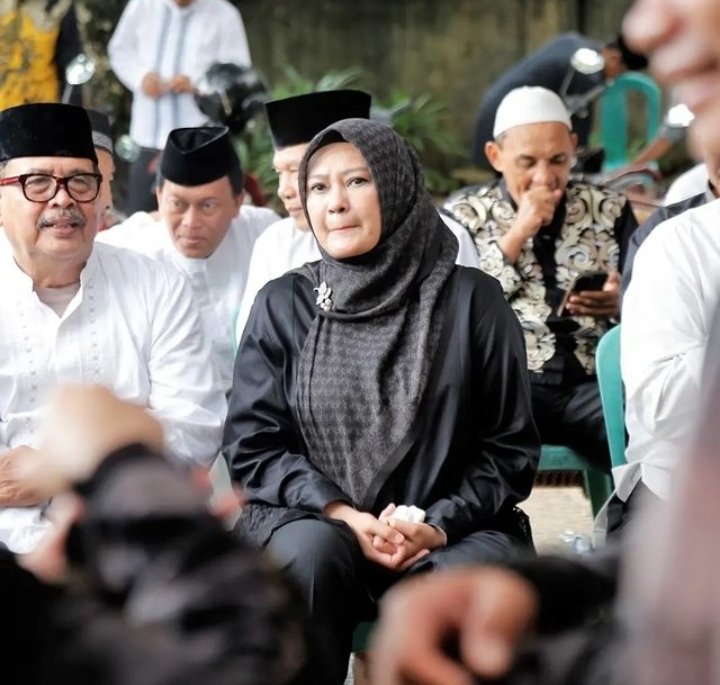 Hadiri Pemakaman Bupati Pandeglang 2011 – 2016, Ibu Bupati Turut Mer