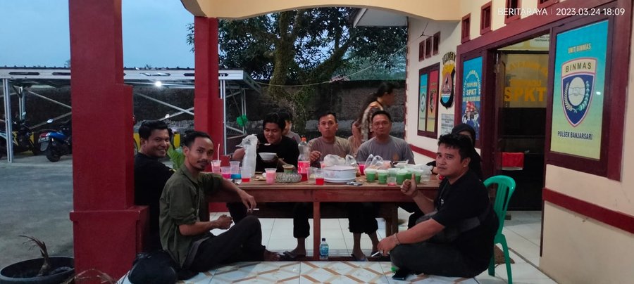 Kapolsek Banjarsari Bersama Anggota Yang Bertugas Buka Puasa Bersama J