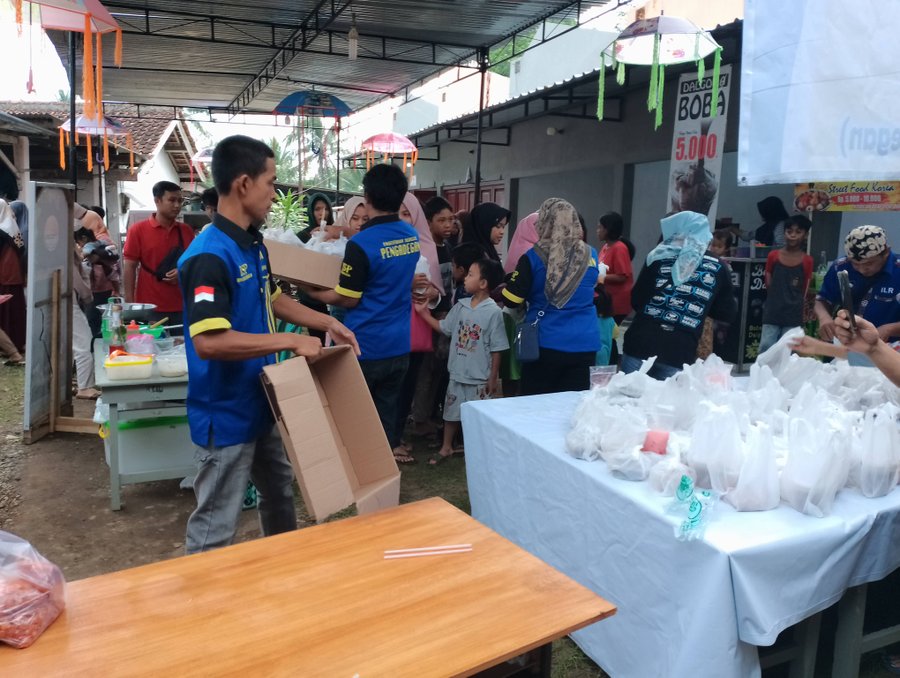 Paguyuban Terbesar Di Pengadegan Bagikan Ratusan Paket Takjil Gratis