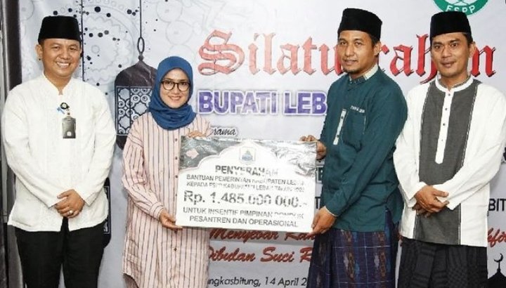 Bupati Lebak Serahkan Insentif Bagi 1.600 Pimpinan Pondok Pesantren