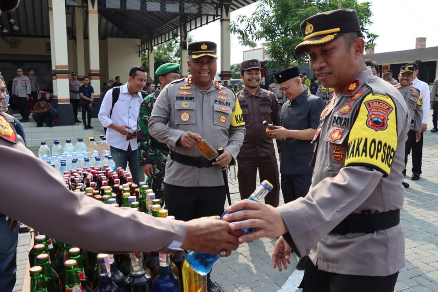 Polres Demak Musnahkan 5139 Botol Miras Berbagai Jenis