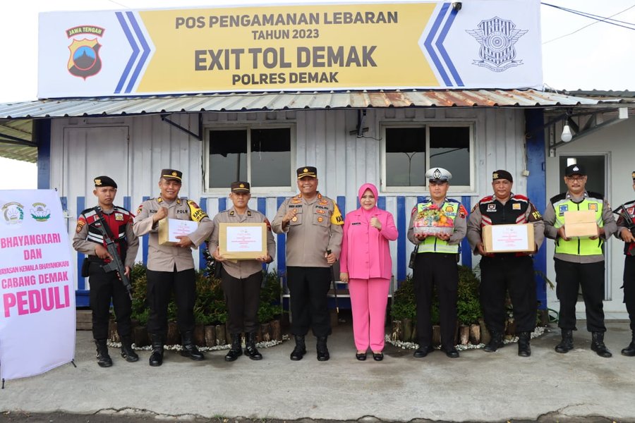 Bhayangkari Demak Bagikan Bingkisan Kepada Petugas Ock 2023