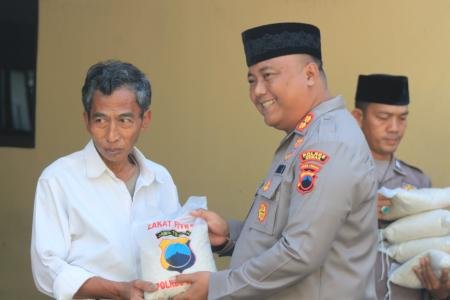 POLRES DEMAK BAGIKAN BERAS 24 TON  BERAS ZAKAT FITRAH KEPADA WARGA
