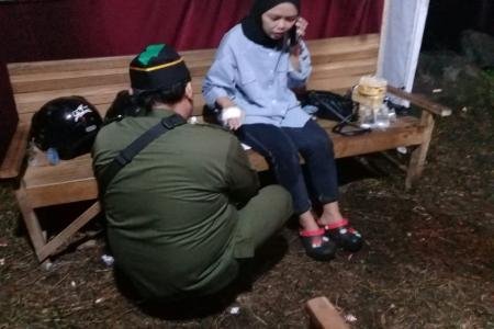 Kejadian yang tak terduga menyebabkan motor scoopy suami istri menyeru