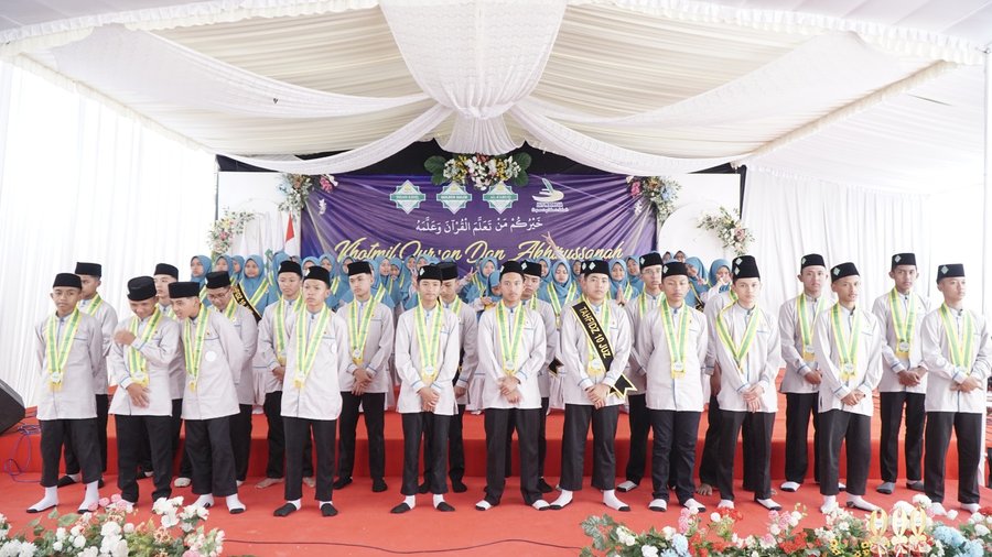Smp It Insan Kamil Sukses Menyelenggarakan Akhirusanah Dan Khotmil Qur