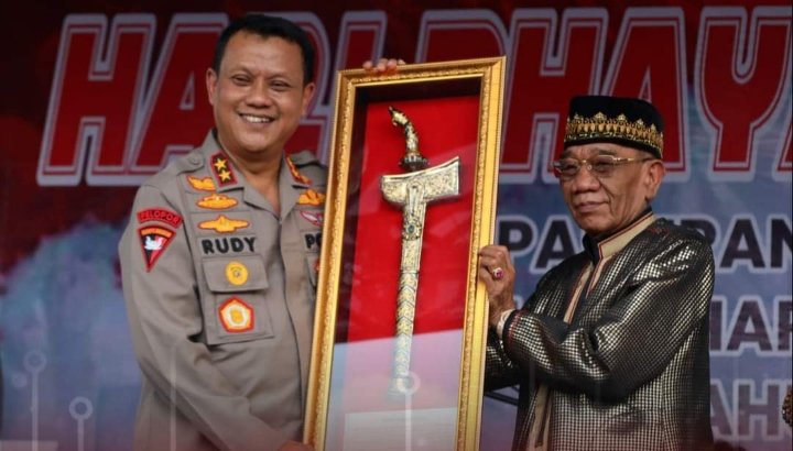 Kapolda Banten Memberikan Penghargaan Kepada Kh. Tb. Sangadiah, Ma Tok