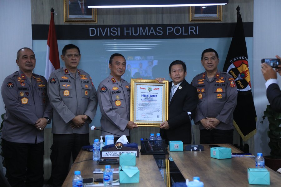 Divhumas Polri Raih Presisi Award Atas Prestasi Strategis Komunikasi P