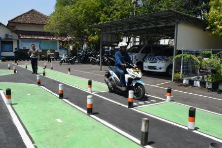 LINTASAN UIJAN SIM  DIPERMUDAH MASARAKAT MERASA PUAS 