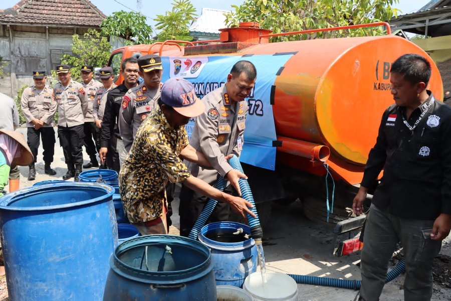 Bid Humas Polda Jateng Salurkan Air Bersih Untuk Warga Demak