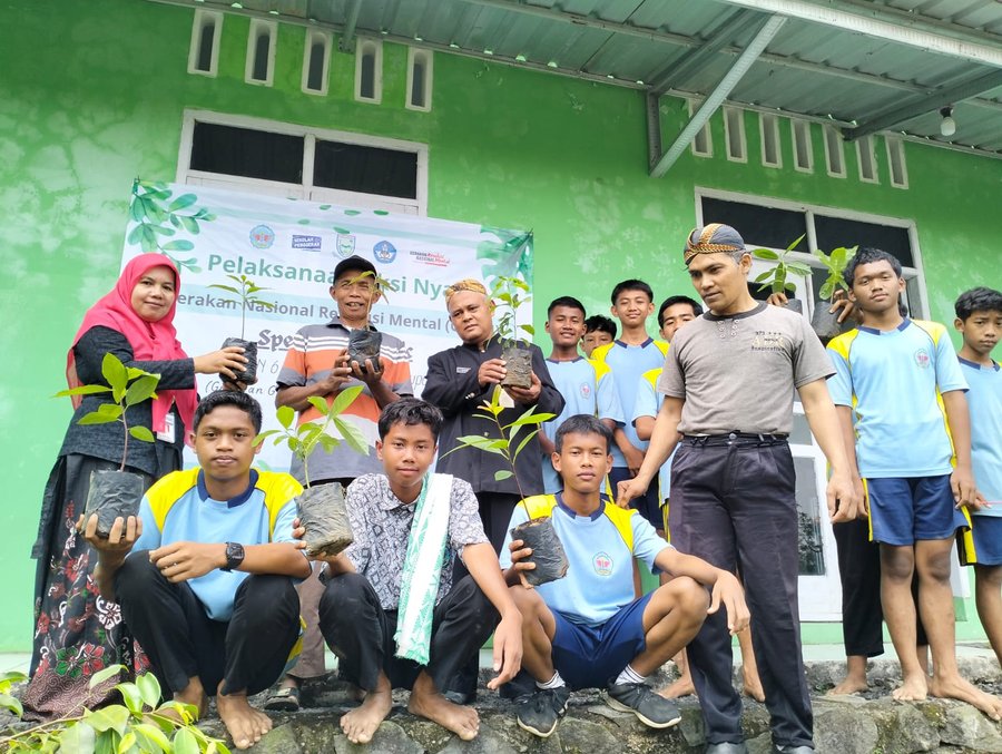 Aksi Nyata, Penanaman Pohon Di Lingkungan Smpn 6 Rembang