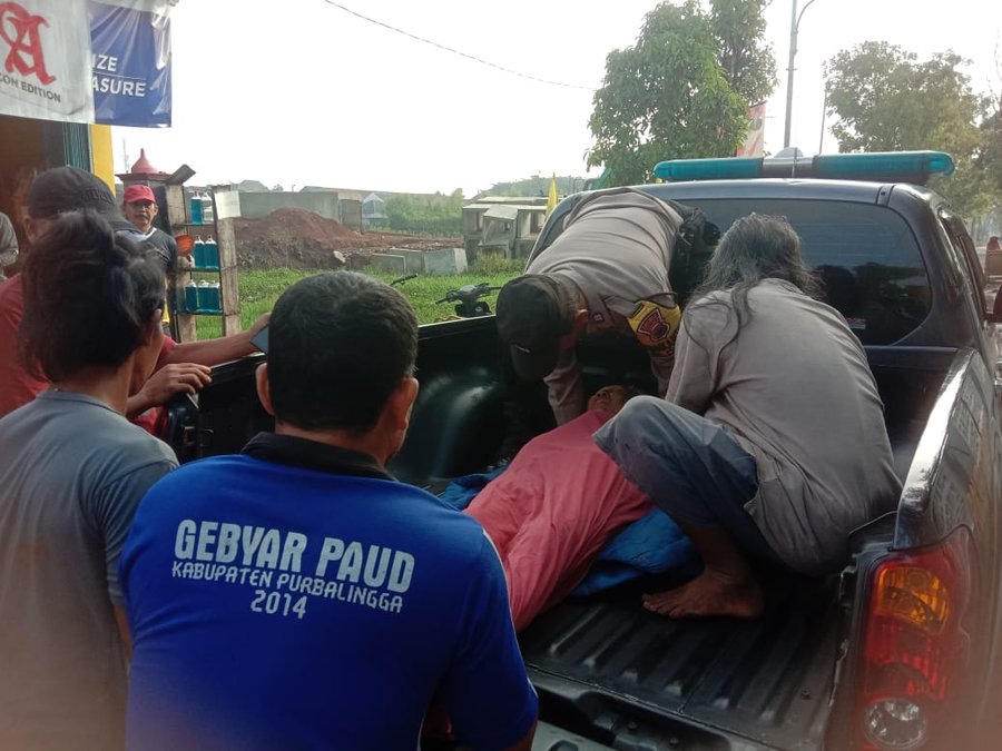 Polsek Purbalingga Evakuasi Lansia Tergeletak Di Pinggir Sawah