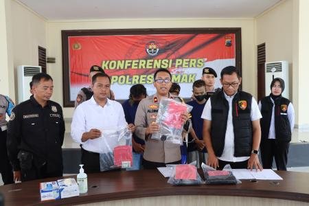 SATRESKRIM POLRES DEMAK TANGKAP PELAKU PEMBUNUHAN DI BAPERSHOP