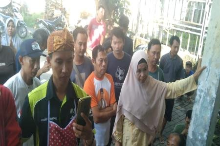 Puluhan pengunjung dan pedagang Keberatan Adanya Pungutan Retribusi Ke