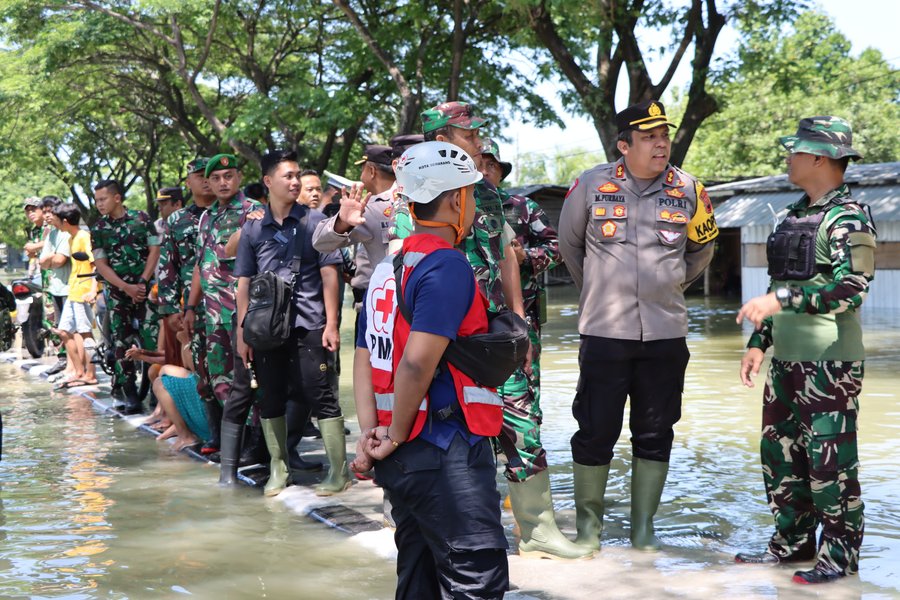 Polres Demak Evakuasi Korban Banjir Ketempat Yang Aman