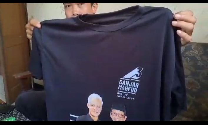 Arahkan Warga Pilih Salah Satu Paslon Dengan Bagi Kaos, Petugas Kpps D