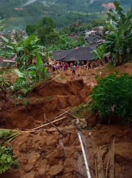 Bencana Longsor Landa Kampung Ciherang Desa Ciherang Kecamatan Cibeber