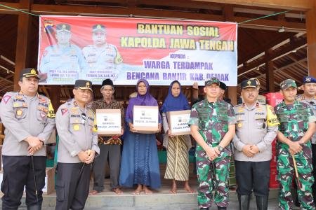 KAPOLDA JATENG  DAN PANGDAM IV DIPONEGORO KUNJUNGI KORBAN BANJIR DI DE