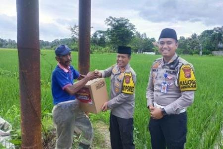 Bantu Sesama Kapolres Lebak Bagikan Langsung Paket Sembako ke Warga Ku