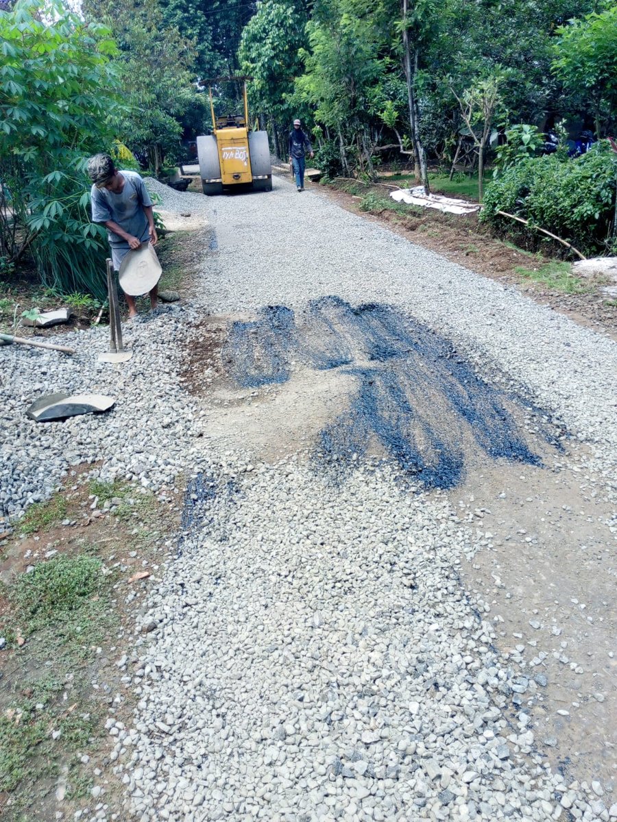 Pengerjaan Pembangunan Jalan Di Desa Pangempon Tanpa Papan Informasi