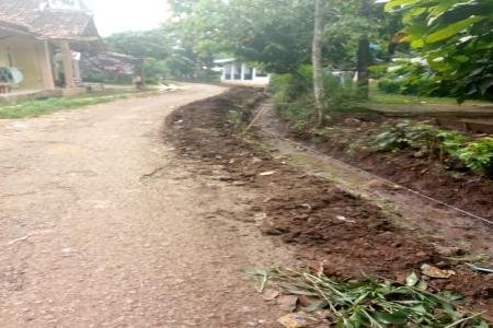 Aktivis Garda Banten Kritisi Pekerjaan Drainase Di Desa Sukaharja Didu