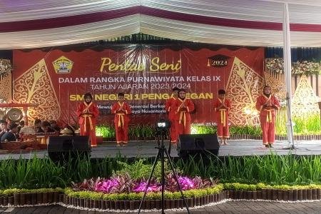 PENTAS SENI DALAM RANGKA PELEPASAN DAN WISUDA PURNAWIYATA SISWA KELAS 