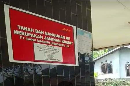 PARAH  BANK MANDIRI MEMASANG PLAKAT DI AGUNAN DEBITUR KUR