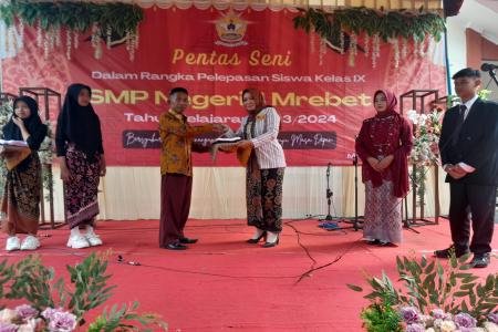 Gelar Pentas Seni Pelepasan Siswa SMP Negeri 4 Mrebet 