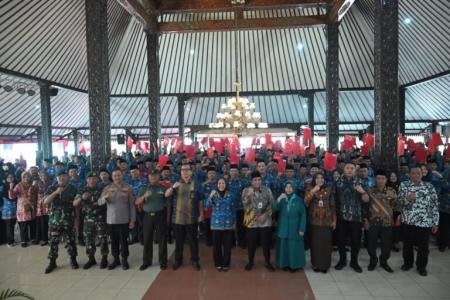 215 KADES TERIMA SK PERPANJANGAN MASA JABATAN