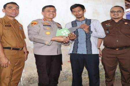 Kapolres Lebak Bagikan Bansos Dan Resmikan Bedah Rumah Bantuan Dari Ka
