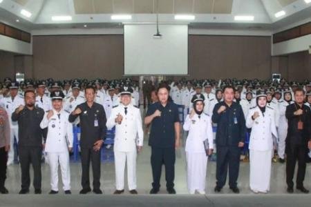 Pj Bupati Lebak Serahkan SK Perpanjangan Masa Jabatan 332 Kepala Desa