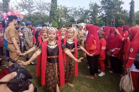 Siswa SMP Negeri 1 Padamara tampil dalam acara Road Show Pemulihan Eko