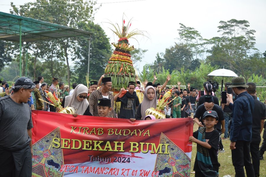 Desa Tamansari Gelar Sedekah Bumi : Pokdarwis Promosikan Desa Melalui 