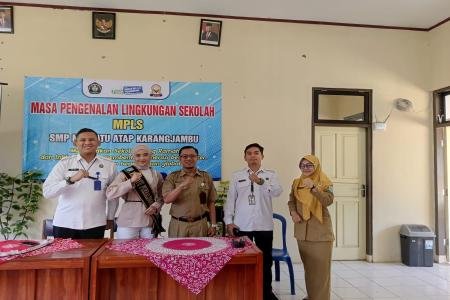 Fita Isnaeni Beri Motivasi Belajar kepada Siswa SMP Negeri 4 Satu Atap