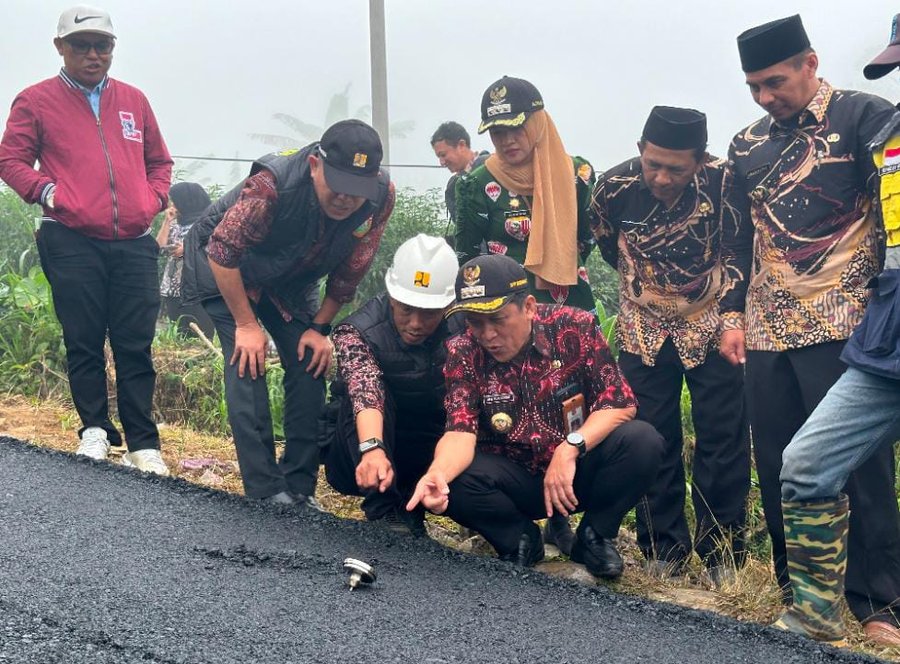 Puluhan Tahun Rusak, Ruas Jalan Kedalon tanggekgunung Mulai Diperbaiki