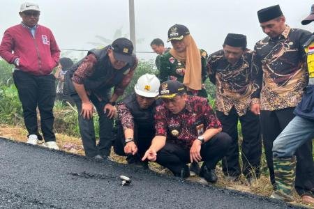 Puluhan Tahun Rusak Ruas Jalan KedalonTanggekgunung Mulai Diperbaiki