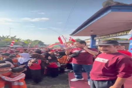 Menjalin silaturahmi warga desa Cipaku melalui acara Jalan sehat