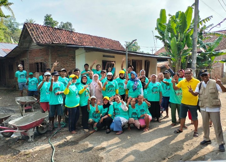 Relawan Pendukung Fahmi dimas Gotong Royong Memperbaiki Jalan Di Desa 