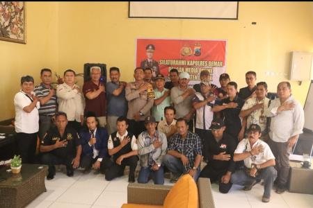 POLRES DEMAK GELAR SILATURAHMI BERSAMA WARTAWAN  DI CAFE REINZ 