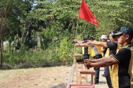 TINGKATKAN CALON WALPRI POLRES DEMAK PELATIAHAN MENEMBAK 