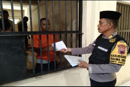  BERIKAN MOTIVASI TAHANAN POLRES DEMAK GELAR BINROHTAL 