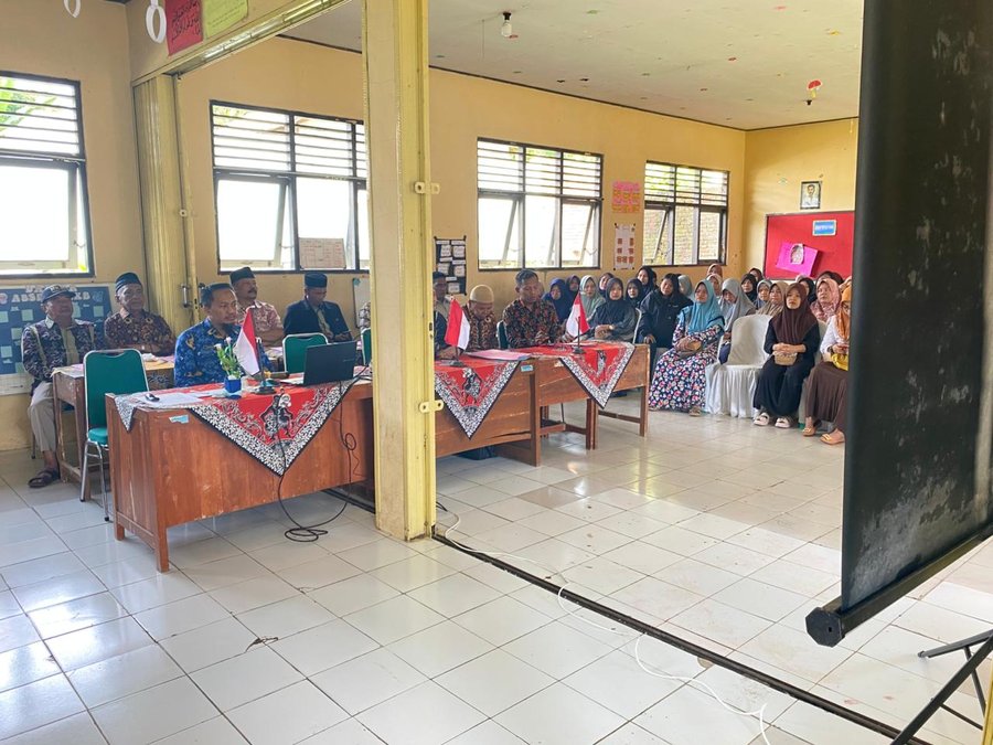 Efektivitas Rapat Pleno Komite Smp Negeri 5 Mrebet