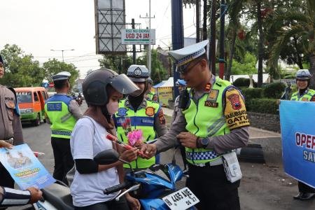 SATLANTAS POLRES DEMAK TINGKATKAN KESADARAN BERLALU LINTAS 
