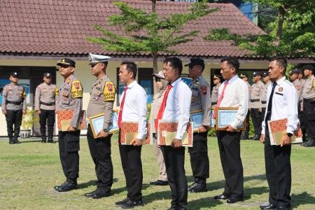 38 PERSONIL POLRES DEMAK TRIMA PENGHARGAAN 